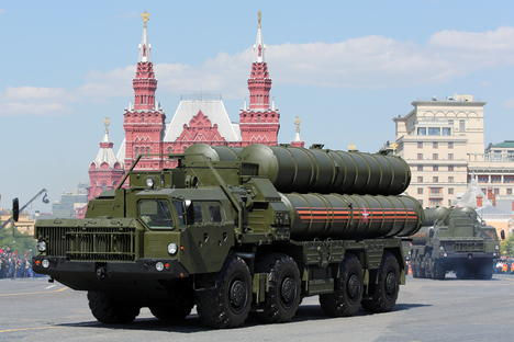 RUSSIA AND INDIA SIGN CONTRACT ON SUPPLY OF S-400 MISSILE SYSTEMS, FRIGATES